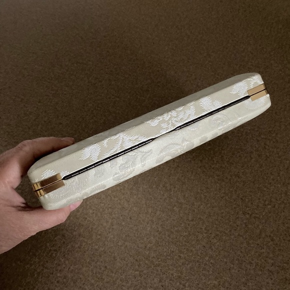 Mele Jewelry Box, 60’s vintage, Floral Satin with Gold Hardware, Hinged - Picture 5 of 9